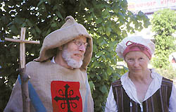 Munk og legdekone fra middelalderfestivalen mai 2000. Foto: Tor Holtan-Hartvig